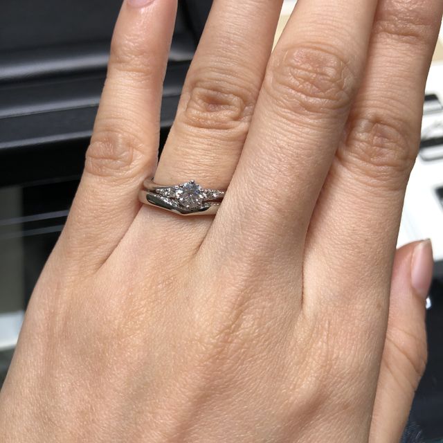 【ラザール ダイヤモンド(LAZARE DIAMOND)の口コミ】 程よいV字がしっくりきたことが、決め手でした。
担当してくださった方も…