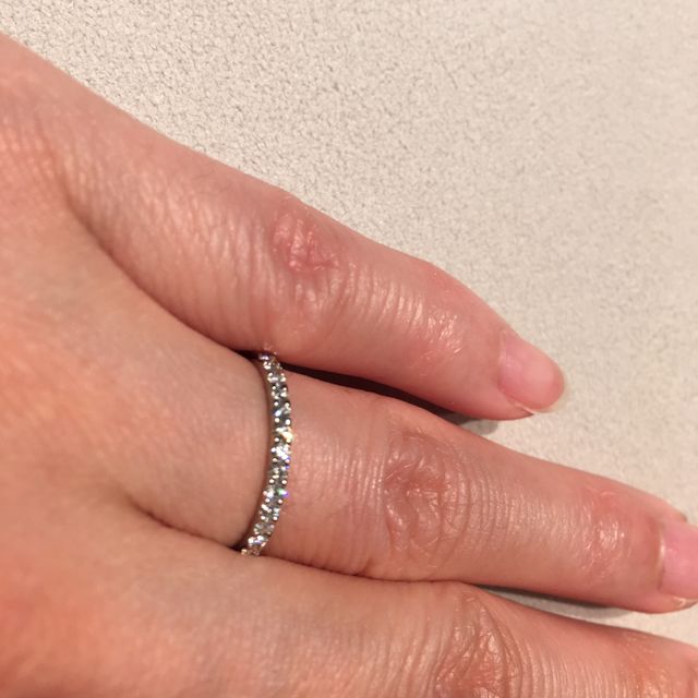 【Joie de treat.(ジョア・ドゥ・トリート)の口コミ】 フルエタニティでダイヤが多いですが、細いデザインなので上品で、指も細…