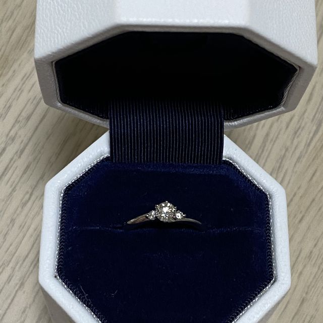 【銀座ダイヤモンドシライシの口コミ】 何年経ってもつけられるデザインをプレゼントしたかったので何年経っても…