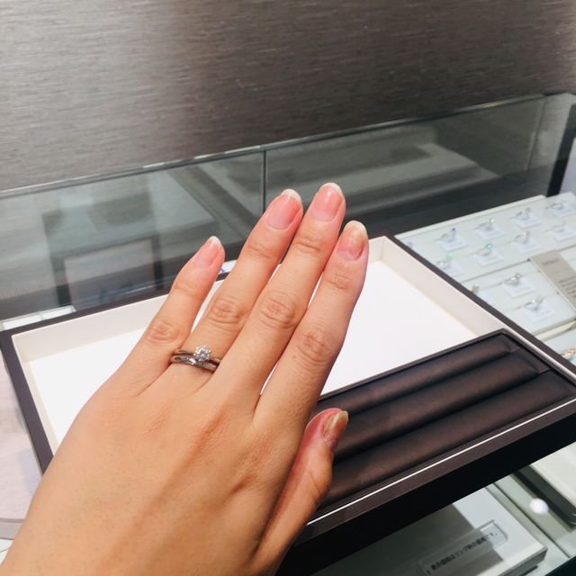 【アイプリモ(I-PRIMO)の口コミ】 婚約指輪のシリウスはエンゲージリングの定番のデザインですが、シンプル…
