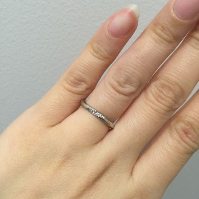 【俄(にわか)の口コミ】 私も夫も指が細いので細めのリングで探していました。
『朝の光を受けて伸…