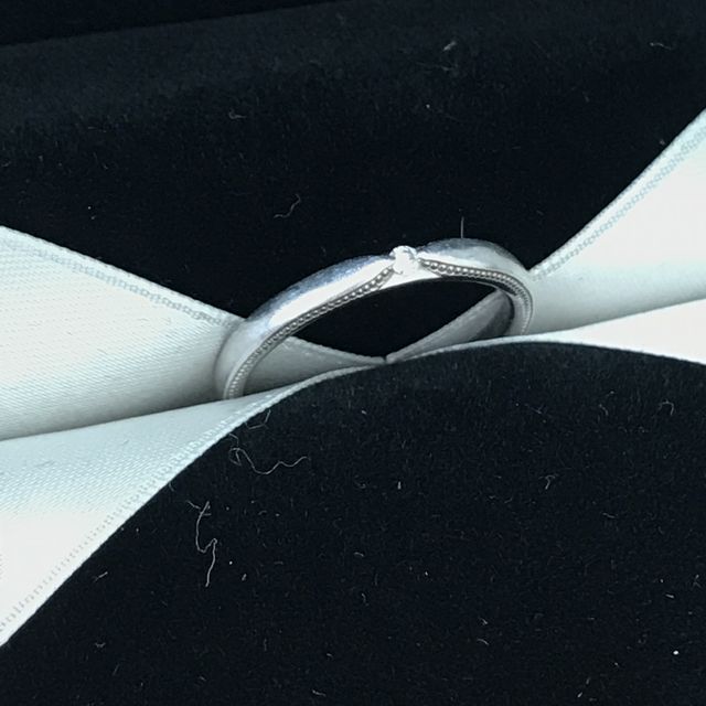 【エクセルコダイヤモンド(EXELCO DIAMOND)の口コミ】 デザインと、ダイヤの煌めきで決めました。
婚約指輪は貰わなかったので、…
