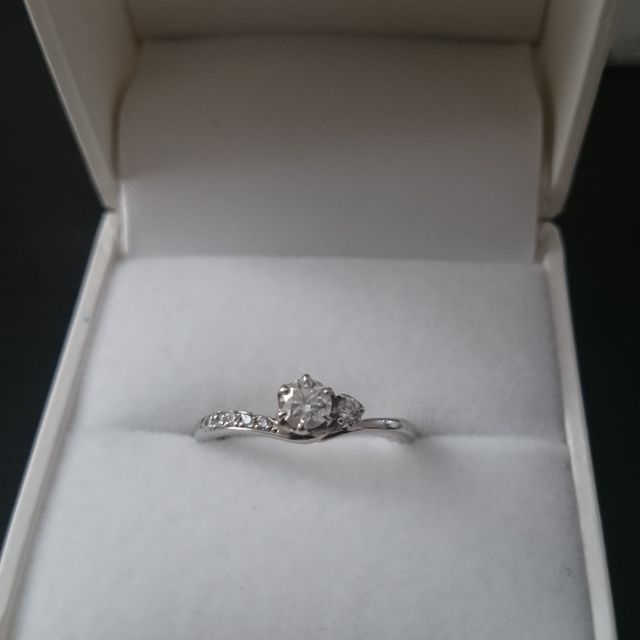 【MILK&Strawberry(ミルクアンドストロベリー)の口コミ】 前々からネットで、重ね付けも出来そうな、指が細長く見える細身のデザイ…