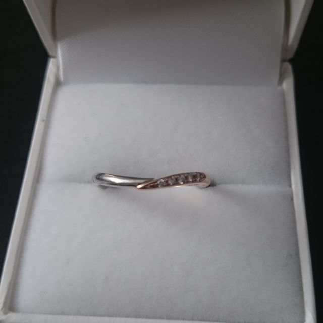 【MILK&Strawberry(ミルクアンドストロベリー)の口コミ】 婚約指輪を決めた後に、婚約指輪と一緒に付けられて夫婦共に納得のいくデ…