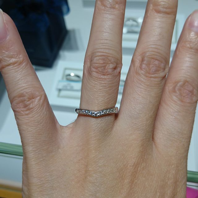 【銀座ダイヤモンドシライシの口コミ】 ブイラインのエタニティリングです。ブイラインの形はゆるやかなウェーブ…