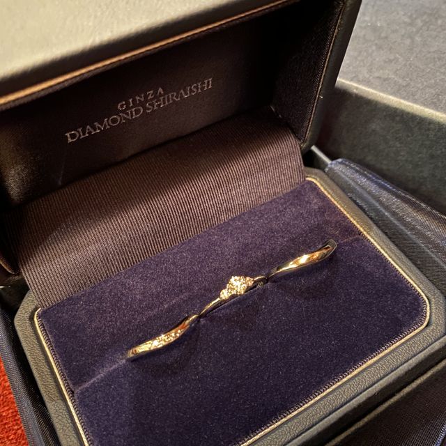 【銀座ダイヤモンドシライシの口コミ】 Vタイプの型の指輪ですが、デザインが左上がりにダイヤが埋め込まれている…