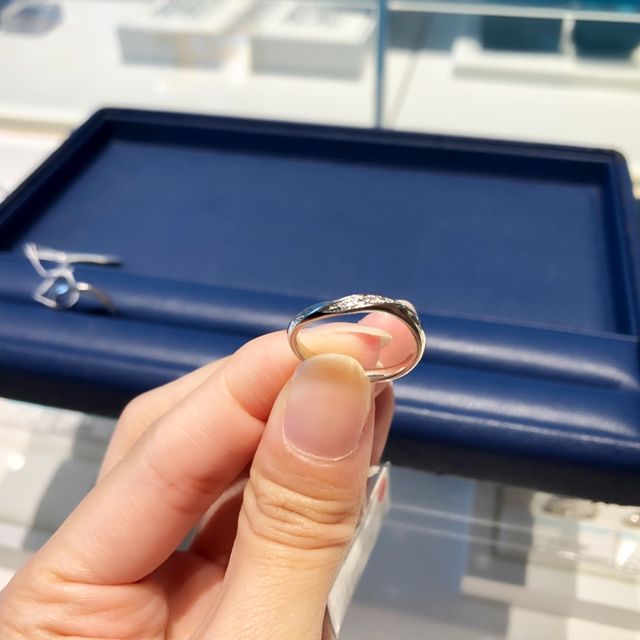【銀座ダイヤモンドシライシの口コミ】 ひねりがあり、ウェーブタイプの指輪を探していたところとても華奢で可愛…