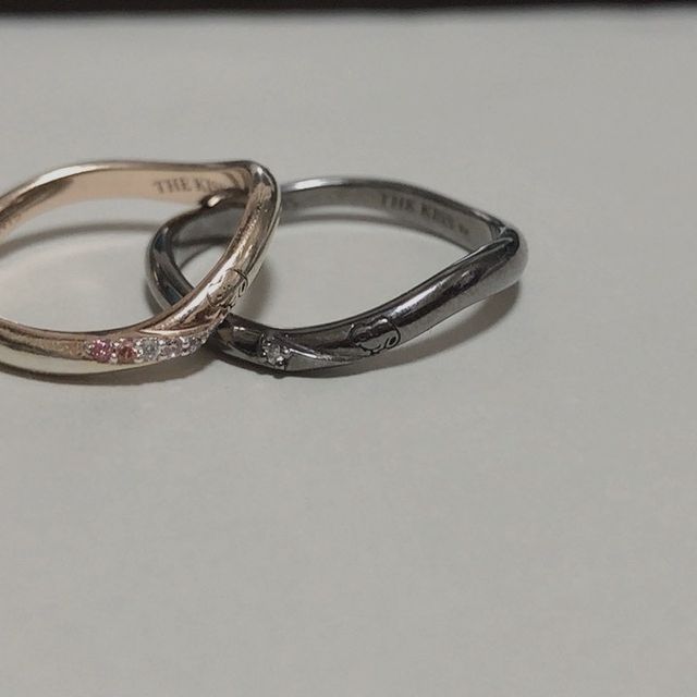 【THE KISS(ザ・キッス)の口コミ】 指輪のシルエットのウェーブが良かったのと実際に試着をしてみた時に指が…