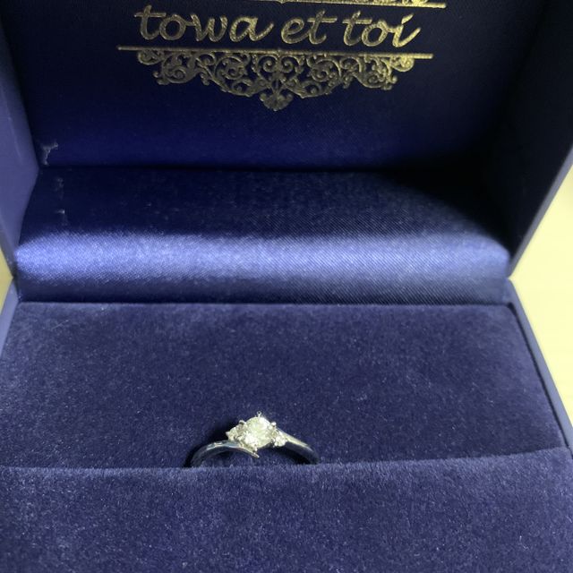 【towa et toi(トワエトワ)の口コミ】 まずは、キラキラしているところです。
石の周りの左右が凸凹していて
つ…