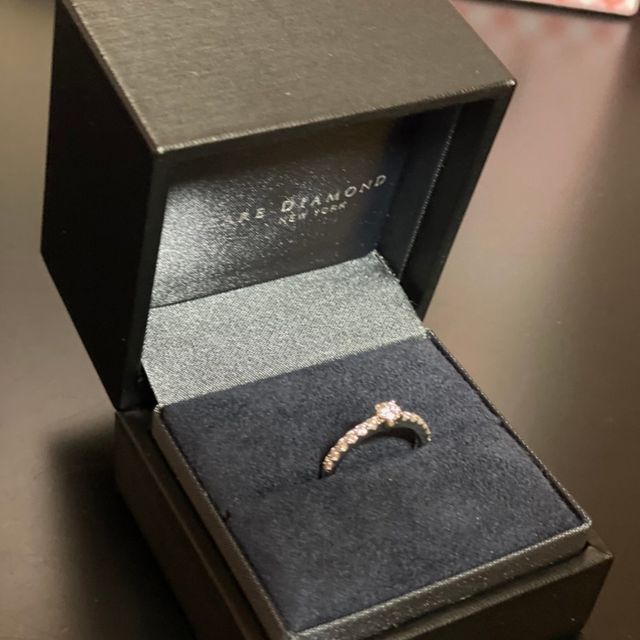 【ラザール ダイヤモンド(LAZARE DIAMOND)の口コミ】 リングにもダイヤがたくさん埋め込まれており、全体としての輝きがあり魅…