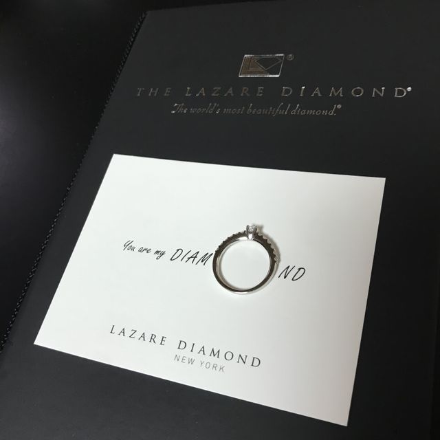 【ラザール ダイヤモンド(LAZARE DIAMOND)の口コミ】 リングにもダイヤがたくさん埋め込まれており、全体としての輝きがあり魅…