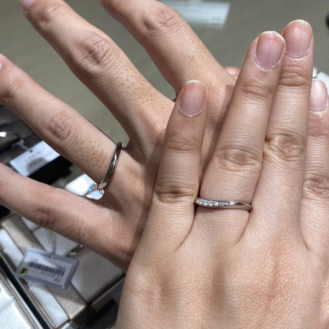 【アイプリモ(I-PRIMO)の口コミ】 ダイヤモンドが斜めにはいっており、繊細なラインです。ダイヤモンドの輝…