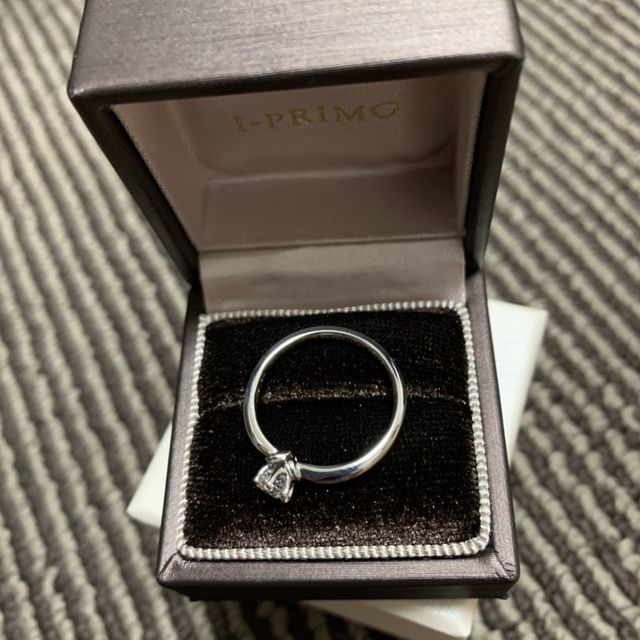 【アイプリモ(I-PRIMO)の口コミ】 シンプルで派手ではないところに惹かれて決めました。彼女は元々派手な指…