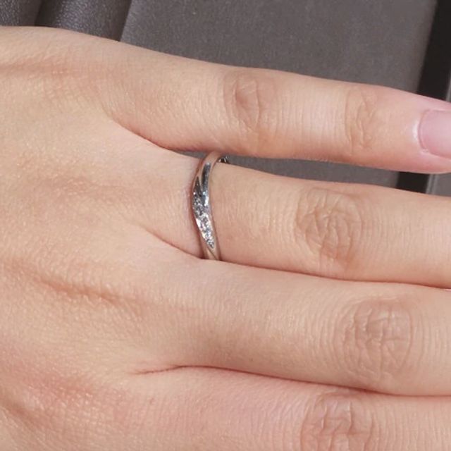 【アイプリモ(I-PRIMO)の口コミ】 シンプルなデザインで上品ですし幅が細身で指が綺麗に見えるのも気に入り…