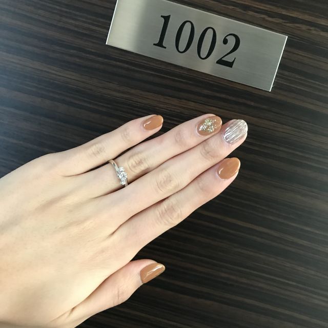 【GALA JEWELRY(ガラジュエリー)の口コミ】 プラチナ素材の、ゆるやかなS字を描いたデザインのリングに中央にダイヤ、…