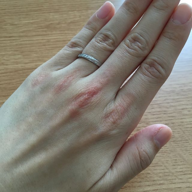 【4℃ BRIDAL(ヨンドシーブライダル)の口コミ】 婚約指輪を買っていなかったため、ダイヤの入った指輪で、仕事をしていて…