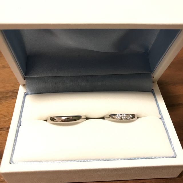 【ロコ・アラモードの口コミ】 フルオーダーで、3つの大きめのダイヤがまだ並ぶ太めのプラチナリングにし…