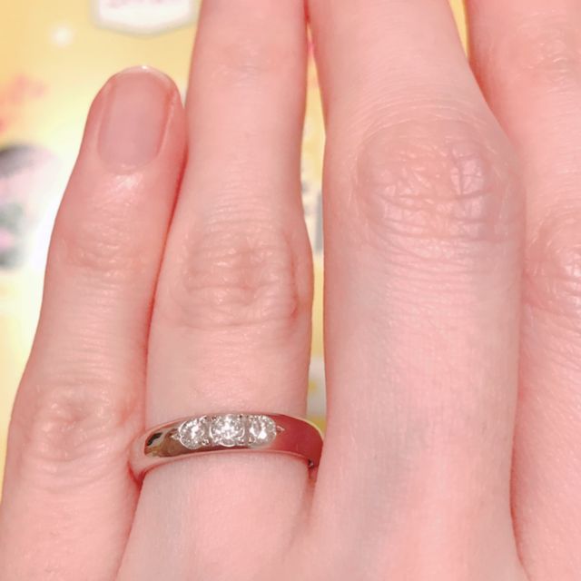 【ロコ・アラモードの口コミ】 フルオーダーで、3つの大きめのダイヤがまだ並ぶ太めのプラチナリングにし…