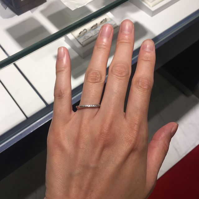 【銀座ダイヤモンドシライシの口コミ】 わりと指が細めのため、華奢なものでダイヤ付きを探していました。こちら…