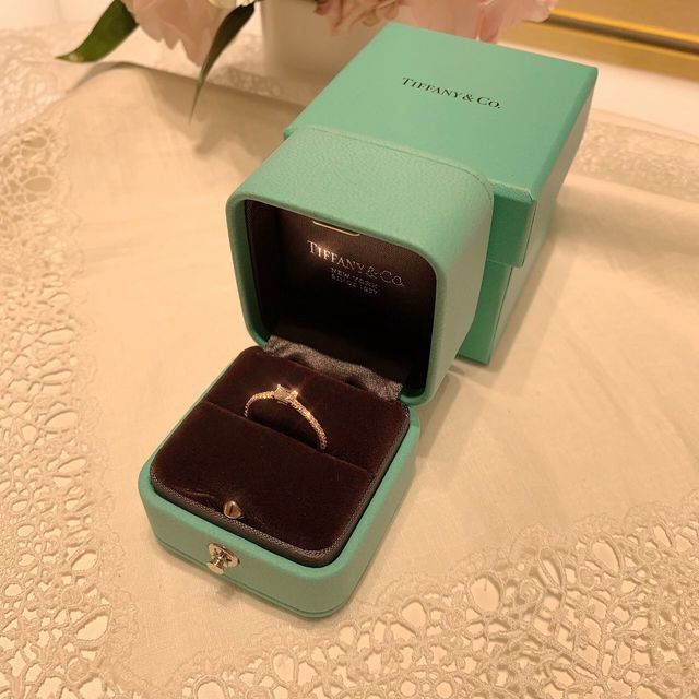 【ティファニー(Tiffany & Co.)の口コミ】 普段使いもできるようなエンゲージリングを探しておりました。
中心のダイ…