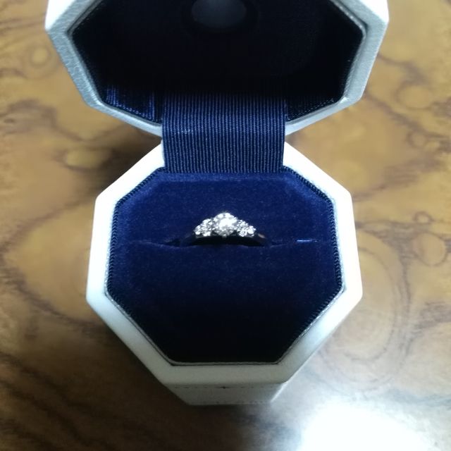 【銀座ダイヤモンドシライシの口コミ】 大きな一つのダイヤモンドがあり、その両辺にそれぞれ３つずつのダイヤモ…