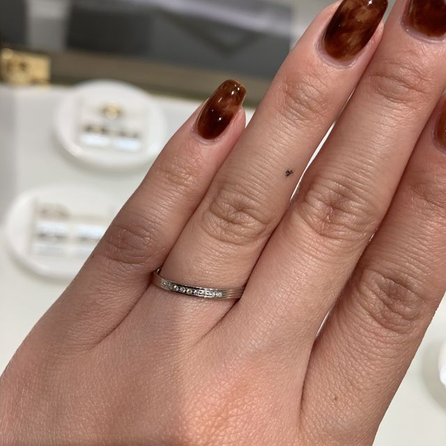 【AHKAH(アーカー)の口コミ】 表参道ヒルズ店限定の指輪だそうです。
レディースはダイヤが9石付いてて…