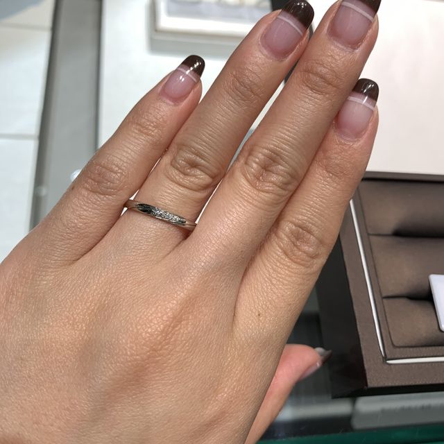 【アイプリモ(I-PRIMO)の口コミ】 斜めにラインが入っていて真ん中にダイヤが入っていてシンプルだけど可愛…