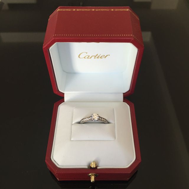 【カルティエ(Cartier)の口コミ】 初めはあまり彼に負担をかけるのも申し訳ないかと思い、中央に一粒ダイヤ…