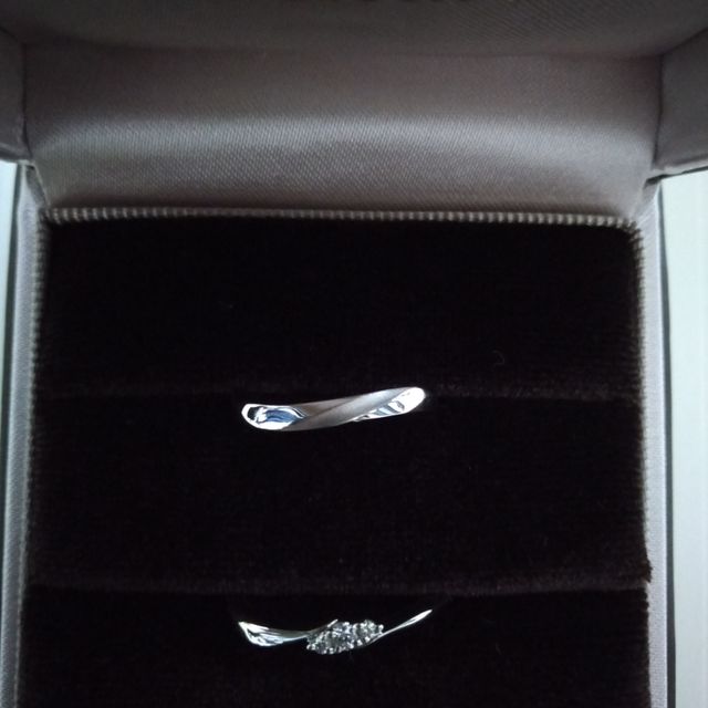 【アイプリモ(I-PRIMO)の口コミ】 アイプリモのリングは、ダイヤの輝きもさることながら、プラチナの黒光り…