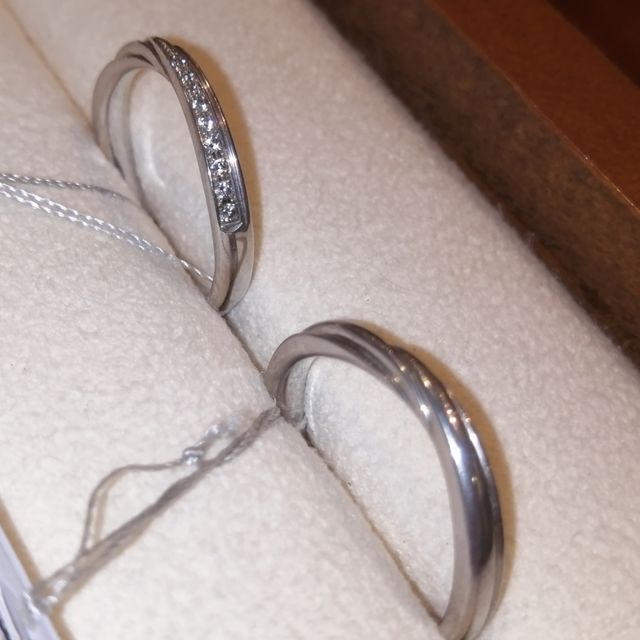 【TRECENTI(トレセンテ)の口コミ】 男性女性用共にデザインや素材は勿論表面処理を踏まえて決めました。

石…