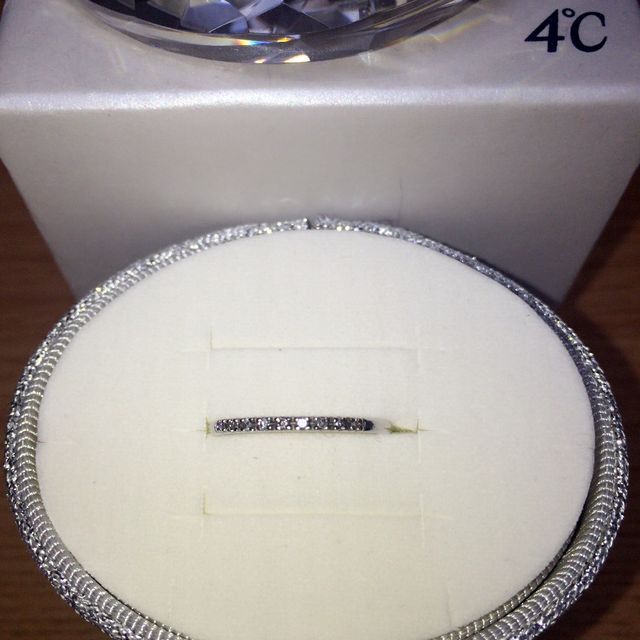 【4℃ BRIDAL(ヨンドシーブライダル)の口コミ】 物心ついたときから、婚約指輪といえばダイヤがボン！とついているものを…