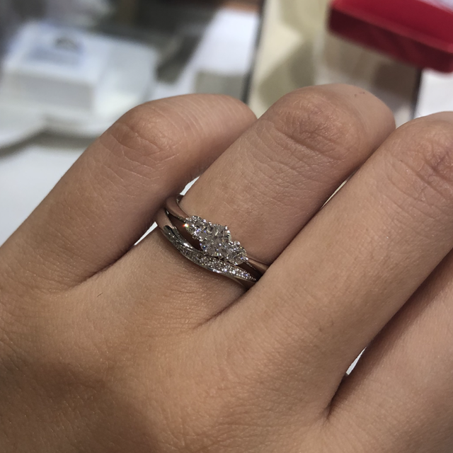 【TRECENTI(トレセンテ)の口コミ】 ダイヤが３つ並んで、手に馴染むS字ウェーブが決め手でした。可愛いだけで…