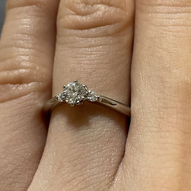 【エクセルコダイヤモンド(EXELCO DIAMOND)の口コミ】 一番の決め手はダイヤの輝きが段違いだったからです。人生で初めて婚約指…