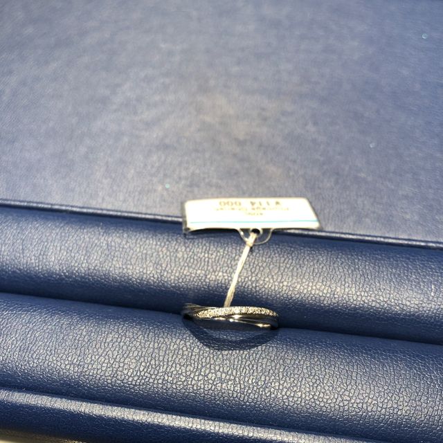 【銀座ダイヤモンドシライシの口コミ】 何年もつける物なので、可愛すぎず、数十年後も付けていたいと思うデザイ…