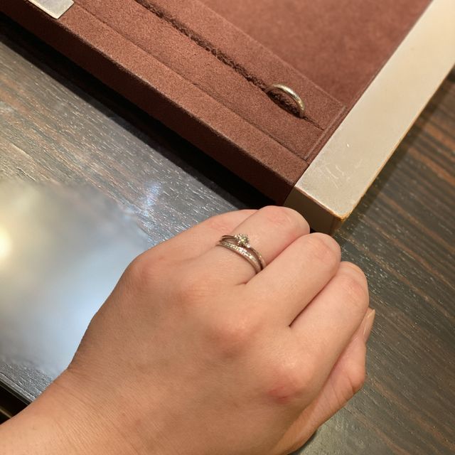 【et.lu(エトル)の口コミ】 リングはS字のデザインで指を綺麗に見せてくれます。
対面から見ても美し…