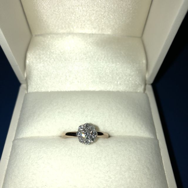 【RosettE(ロゼット)の口コミ】 ダイヤモンドが大きく見えるとりまきのデザインが気になっていたところ、…