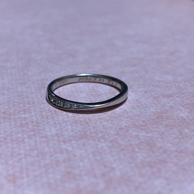 【銀座ダイヤモンドシライシの口コミ】 シンプルかつ指が華奢に見えるデザインのものを探していました。こちらの…