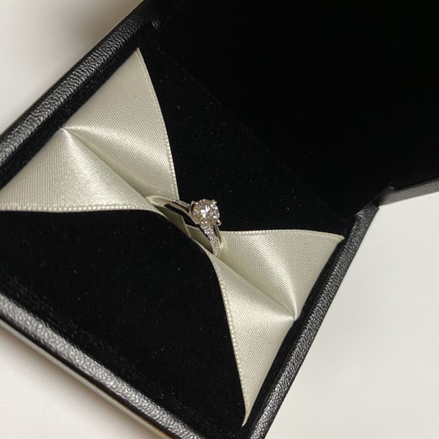 【エクセルコダイヤモンド(EXELCO DIAMOND)の口コミ】 とにかくダイヤが綺麗です。
指輪の受け取り後に、その日は身につけて帰り…