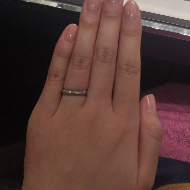 【アイプリモ(I-PRIMO)の口コミ】 会社でもずっと結婚指輪をつけようと考えていました。アナエルは上下を逆…