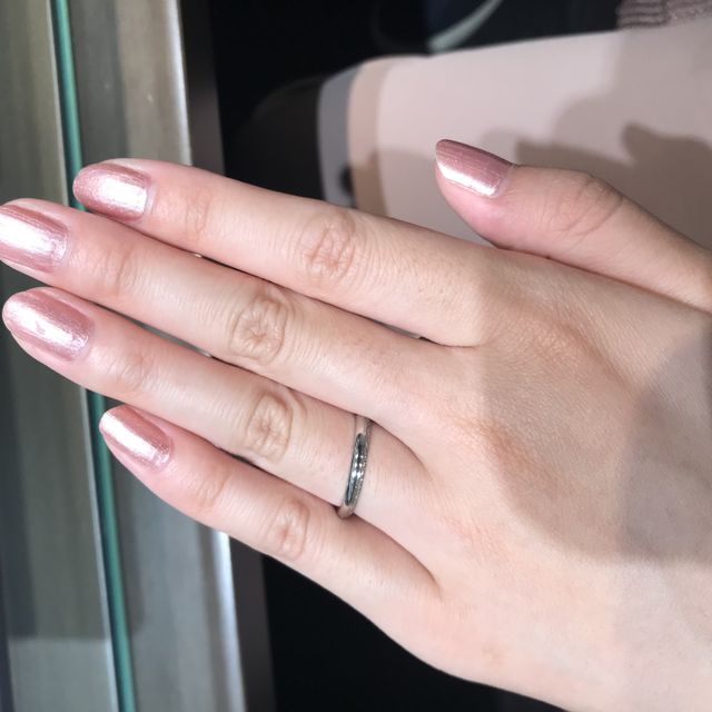 【アイプリモ(I-PRIMO)の口コミ】 会社でもずっと結婚指輪をつけようと考えていました。アナエルは上下を逆…