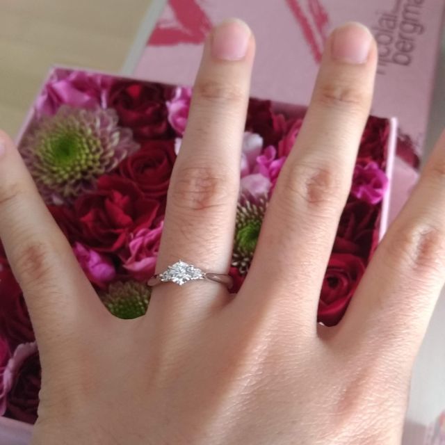 【銀座ダイヤモンドシライシの口コミ】 シンプルながらに華やかなデザイン♡
両サイドに小さめのダイヤが付いてお…