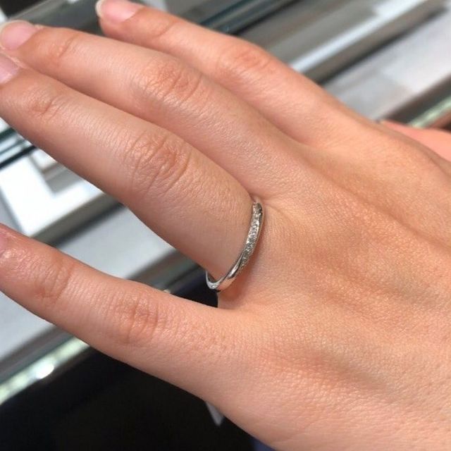 【アイプリモ(I-PRIMO)の口コミ】 細身かつダイヤの華やかさを忘れないデザインでした。
シンプルで流れるよ…