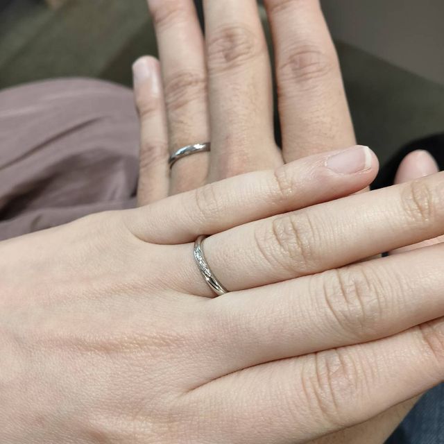 【アイプリモ(I-PRIMO)の口コミ】 とにかくシンプルで上品な指輪を探していました。彼がこちらで婚約指輪を…