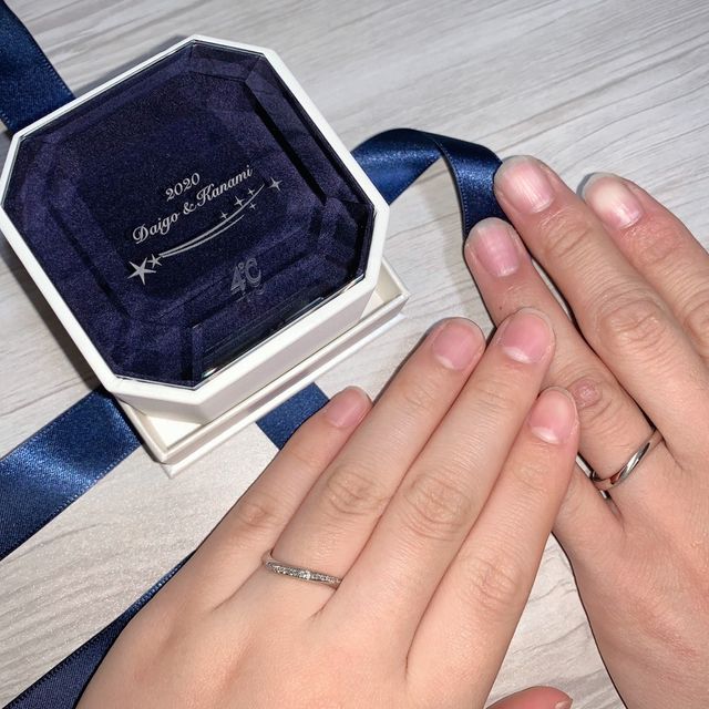 【4℃ BRIDAL(ヨンドシーブライダル)の口コミ】 ウェーブの形で、シンプルめなデザインを探していました。デザインがさり…