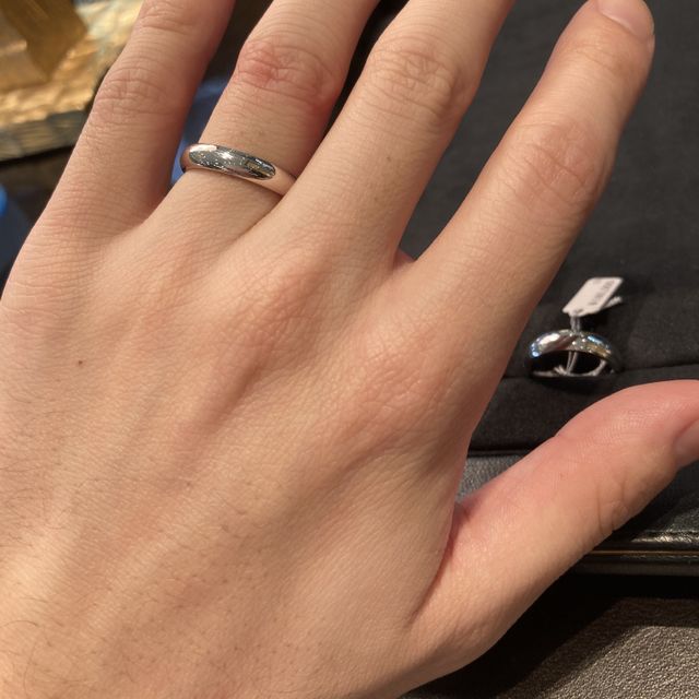 【グラフ(GRAFF)の口コミ】 グラフの男性向けの丸みを帯びたデザインの指輪です。まず、着け心地はか…