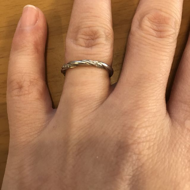 【銀座ダイヤモンドシライシの口コミ】 まず華奢な作りが気に入りました。手につけてみても、すっきりとした見た…