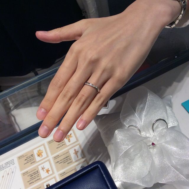 【銀座ダイヤモンドシライシの口コミ】 初めはストレートリングばかり試着していたけど、緩やかなV字だと指をきれ…