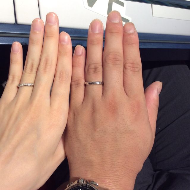 【銀座ダイヤモンドシライシの口コミ】 初めはストレートリングばかり試着していたけど、緩やかなV字だと指をきれ…