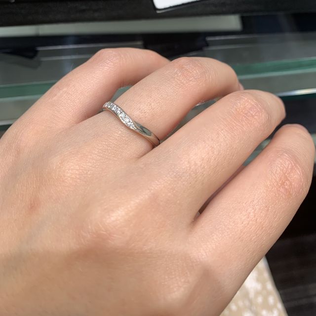 【ラザール ダイヤモンド(LAZARE DIAMOND)の口コミ】 左側のVラインにだけダイヤモンドが並んでついています。自分で手元を見た…