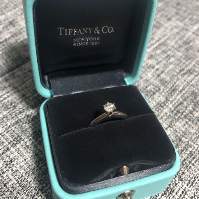 【ティファニー(Tiffany & Co.)の口コミ】 婚約指輪は王道ストレートの物がよいと思い、雑誌やネットで色々と探して…